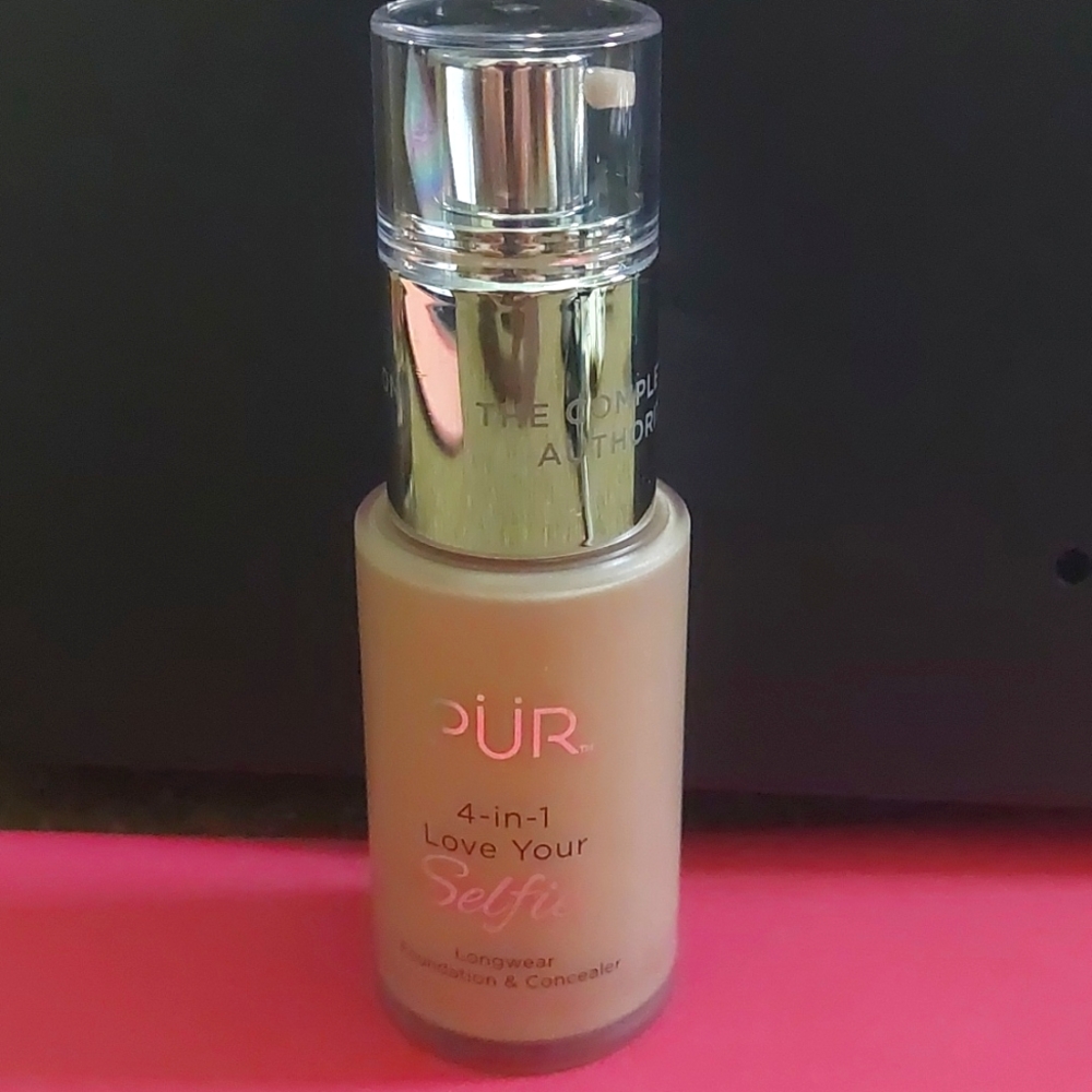 Pür 4 in 1 Love Your Selfie Foundation
